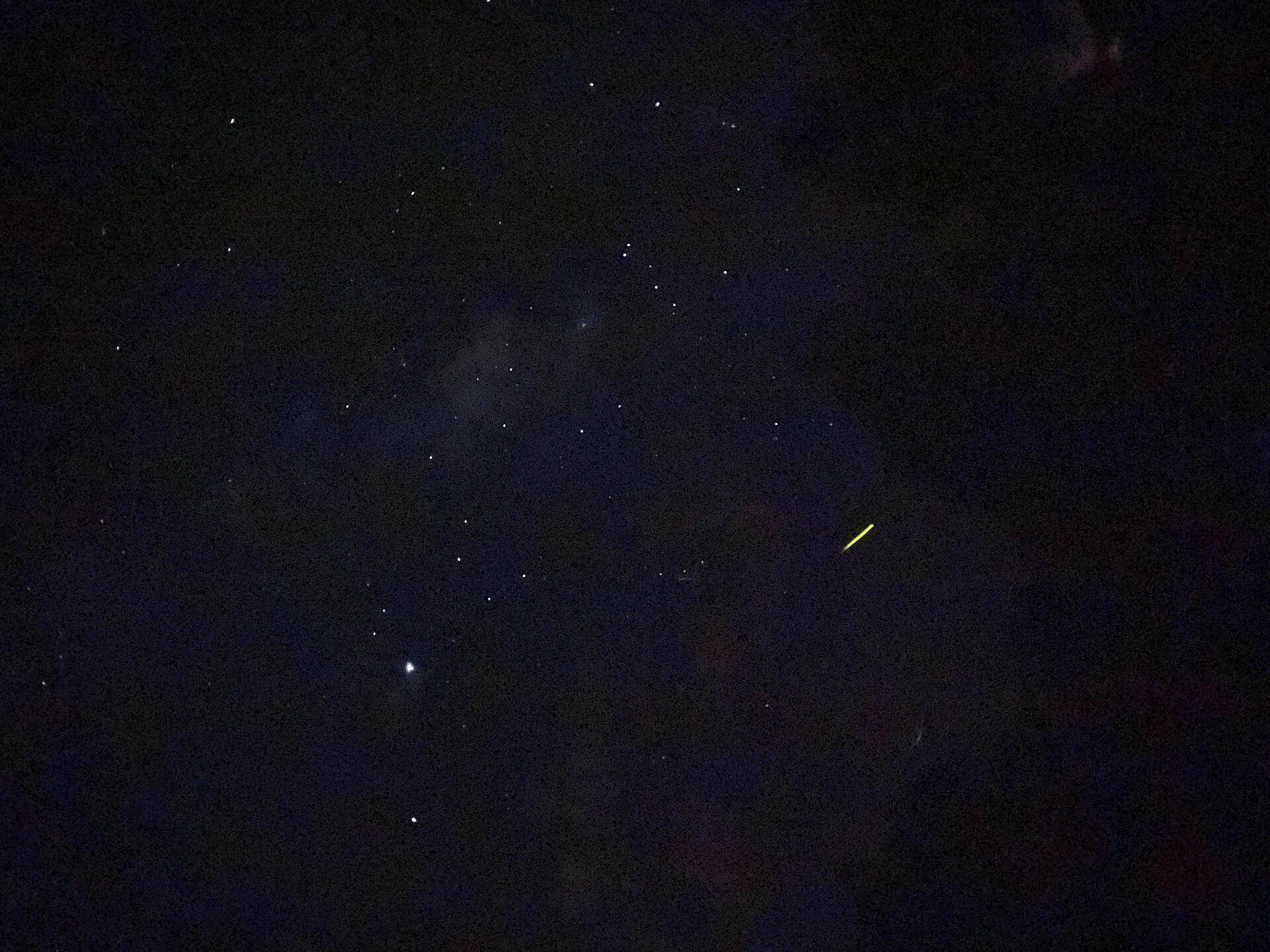 Cielo estrellado sobre la sierra, sin luz de ciudad