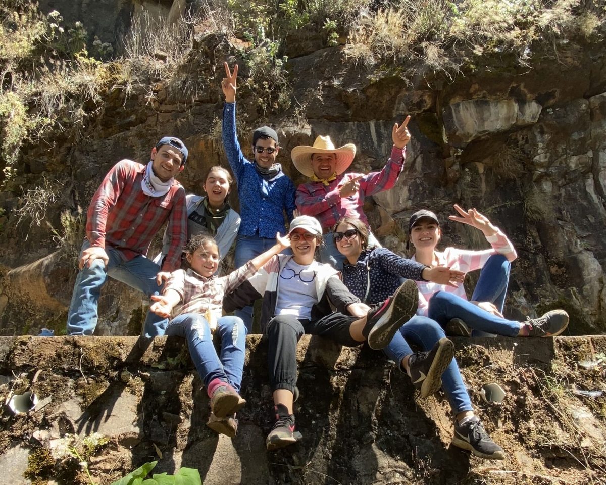 Grupo de visitantes en la sierra